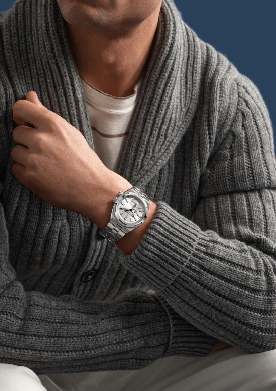 Vacheron Constantin,Overseas 41mm,41mm,Stainless Steel,Silver,Automatic,Day,Dule Time,Anti-magnetic,Day / Night Indication,60hours,In-house Caliber,7920V,7920V/210A-B333