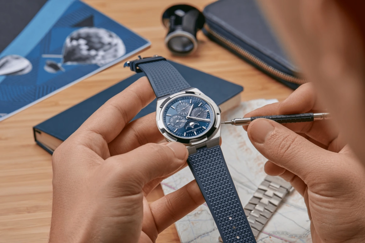 Vacheron Constantin,Overseas 41.50mm,41.50mm,White Gold,Blue,Automatic,Moonphase,Perpetual Calendar,Leap Year,Month,40hours,In-house Caliber,4300V,4300V/220G-B945