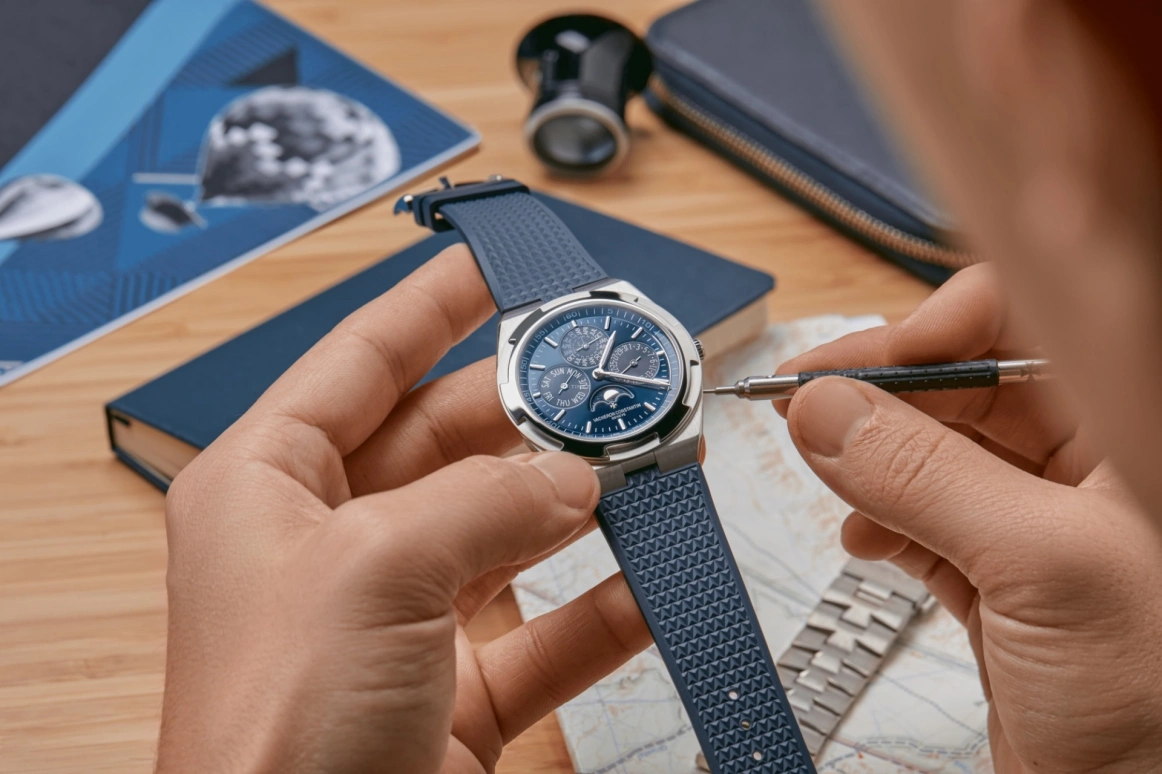 Vacheron Constantin,Overseas 41.50mm,41.50mm,White Gold,Blue,Automatic,Moonphase,Perpetual Calendar,Leap Year,Month,40hours,In-house Caliber,4300V,4300V/120G-B945