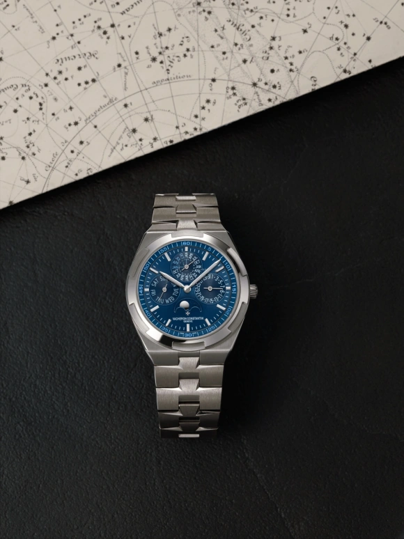 Vacheron Constantin,Overseas 41.50mm,41.50mm,White Gold,Blue,Automatic,Moonphase,Perpetual Calendar,Leap Year,Month,40hours,In-house Caliber,4300V,4300V/120G-B945