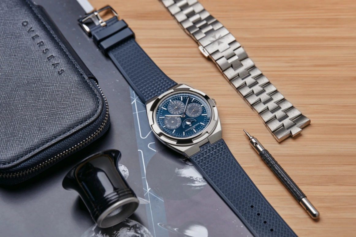Vacheron Constantin,Overseas 41.50mm,41.50mm,White Gold,Blue,Automatic,Moonphase,Perpetual Calendar,Leap Year,Month,40hours,In-house Caliber,4300V,4300V/120G-B945