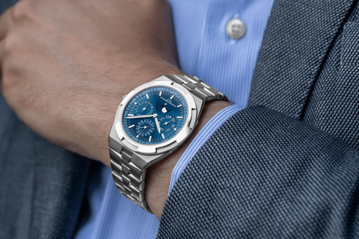 Vacheron Constantin,Overseas 41.50mm,41.50mm,White Gold,Blue,Automatic,Moonphase,Perpetual Calendar,Leap Year,Month,40hours,In-house Caliber,4300V,4300V/120G-B945