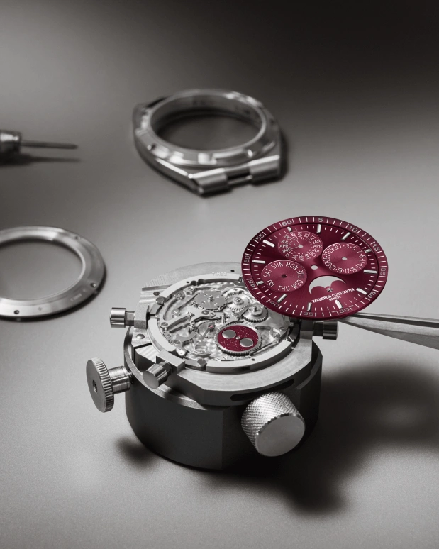 Vacheron Constantin,Overseas 41.50mm,41.50mm,White Gold,Wine Red,Automatic,Moonphase,Perpetual Calendar,Leap Year,Date,40hours,In-house Caliber,4300V,4300V/220G-H151