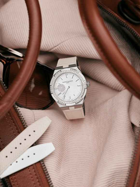 Vacheron Constantin,Overseas 37mm,37mm,Stainless Steel,Beige,Automatic,Anti-magnetic,60hours,2305V,2305V/100A-B078