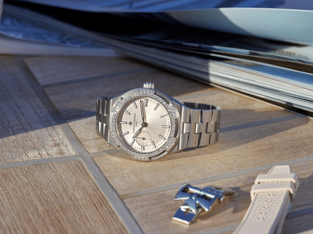Vacheron Constantin,Overseas 37mm,37mm,Stainless Steel,Beige,Automatic,Anti-magnetic,60hours,2305V,2305V/100A-B078