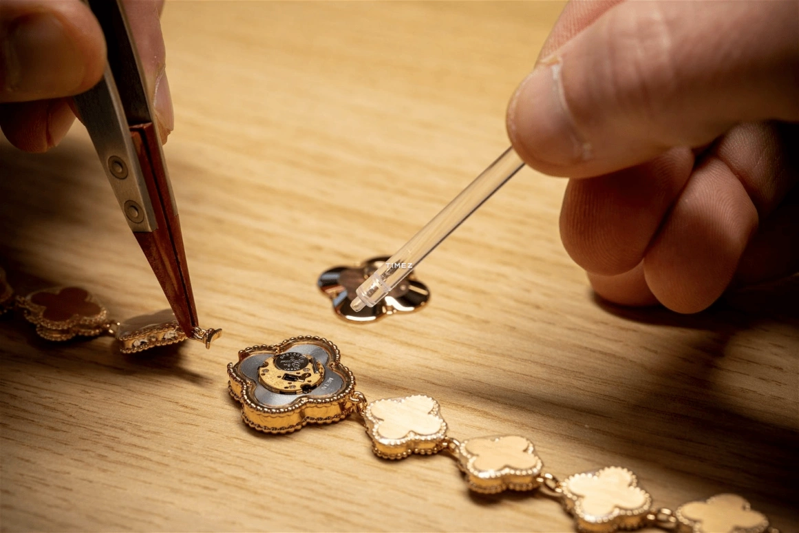 Van Cleef & Arpels,Alhambra® 23mm,23mm,Rose Gold,Quartz,Sapphire,Crystal Glass,VCARPBLY00