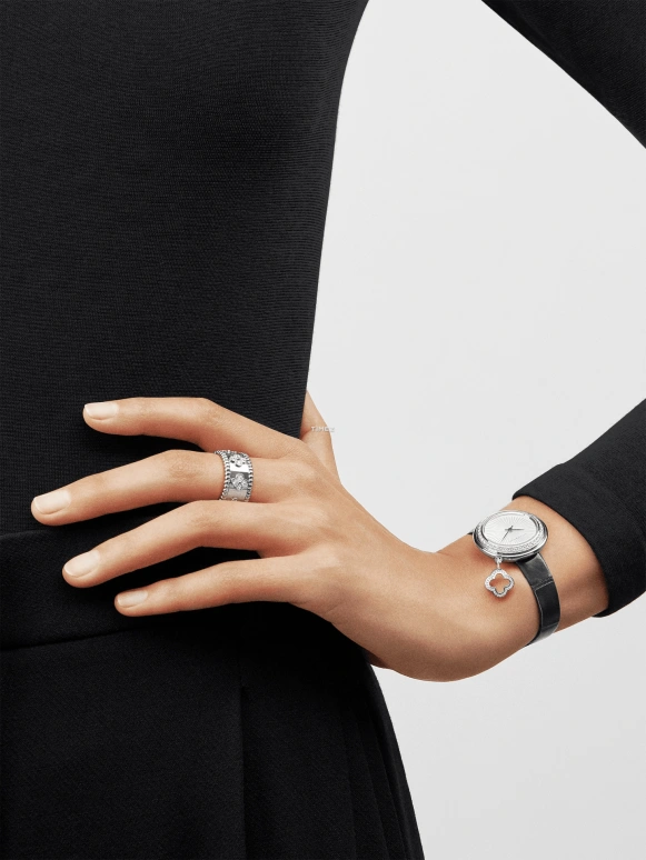 Van Cleef & Arpels,Charms 27mm,27mm,White Gold,White,Quartz,Round,Silver,VCARO8ZS00