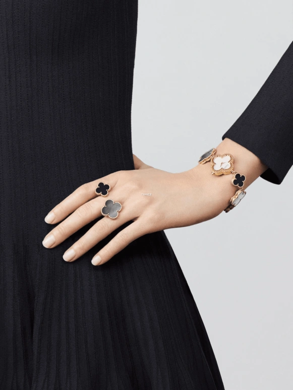 Van Cleef & Arpels,Alhambra® 26x26mm,26x26mm,Yellow Gold,Silver White,Quartz,Sapphire,Crystal Glass,Other,VCARPEU800