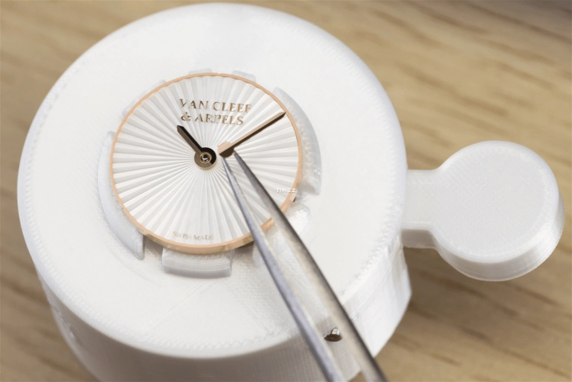 Van Cleef & Arpels,Perlée™ 23mm,23mm,Rose Gold,White,Quartz,Sapphire,Round,VCARPBMM00