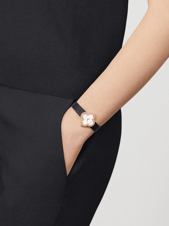 Van Cleef & Arpels,Alhambra® 26x26mm,26x26mm,Yellow Gold,White,Quartz,Sapphire,Crystal Glass,Gold,VCARD22000