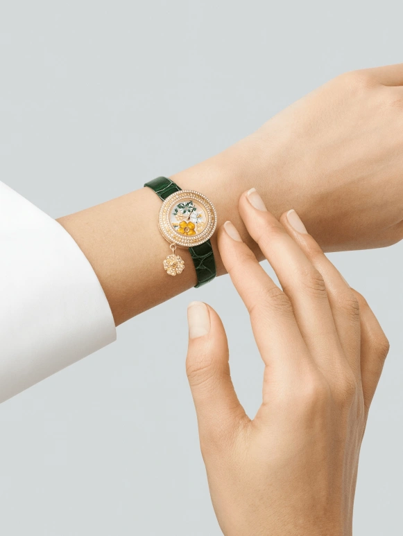 Van Cleef & Arpels,Extraordinary Dials™ 25mm,25mm,Aluminium,Sapphire,Yellow Gold,Yellow,Multi-Color,Quartz,Sapphire,Crystal Glass,Round,VCARO4JU00