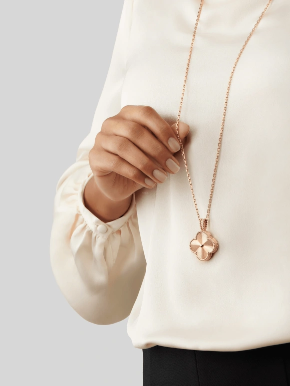 Van Cleef & Arpels,Alhambra® 28mm,28mm,Rose Gold,White,Mother of Pearl,VCARO8ZW00