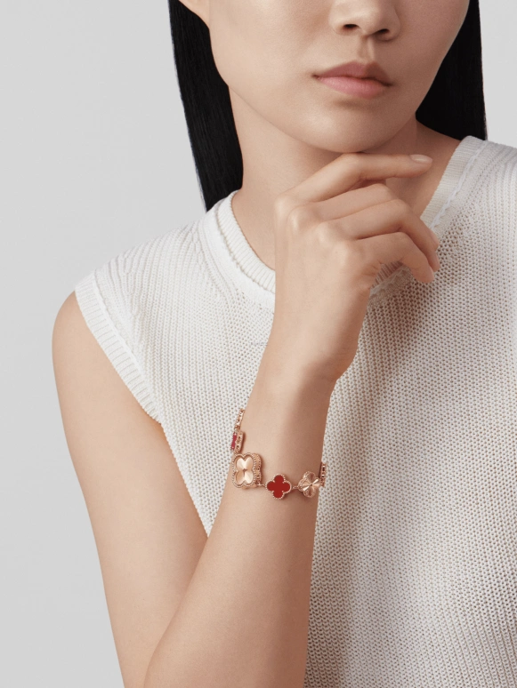 Van Cleef & Arpels,Alhambra® 23mm,23mm,Rose Gold,Quartz,Sapphire,Crystal Glass,VCARPBLY00