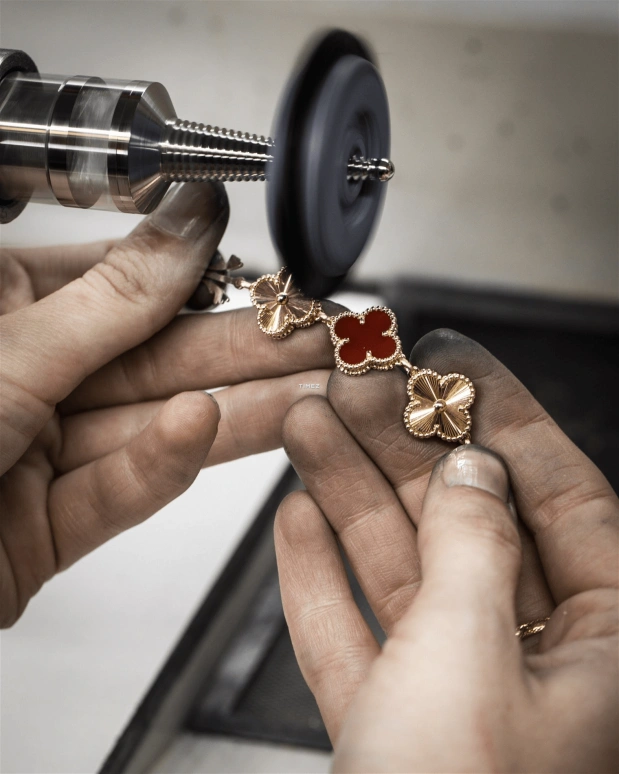 Van Cleef & Arpels,Alhambra® 23mm,23mm,Rose Gold,Quartz,Sapphire,Crystal Glass,VCARPBLY00