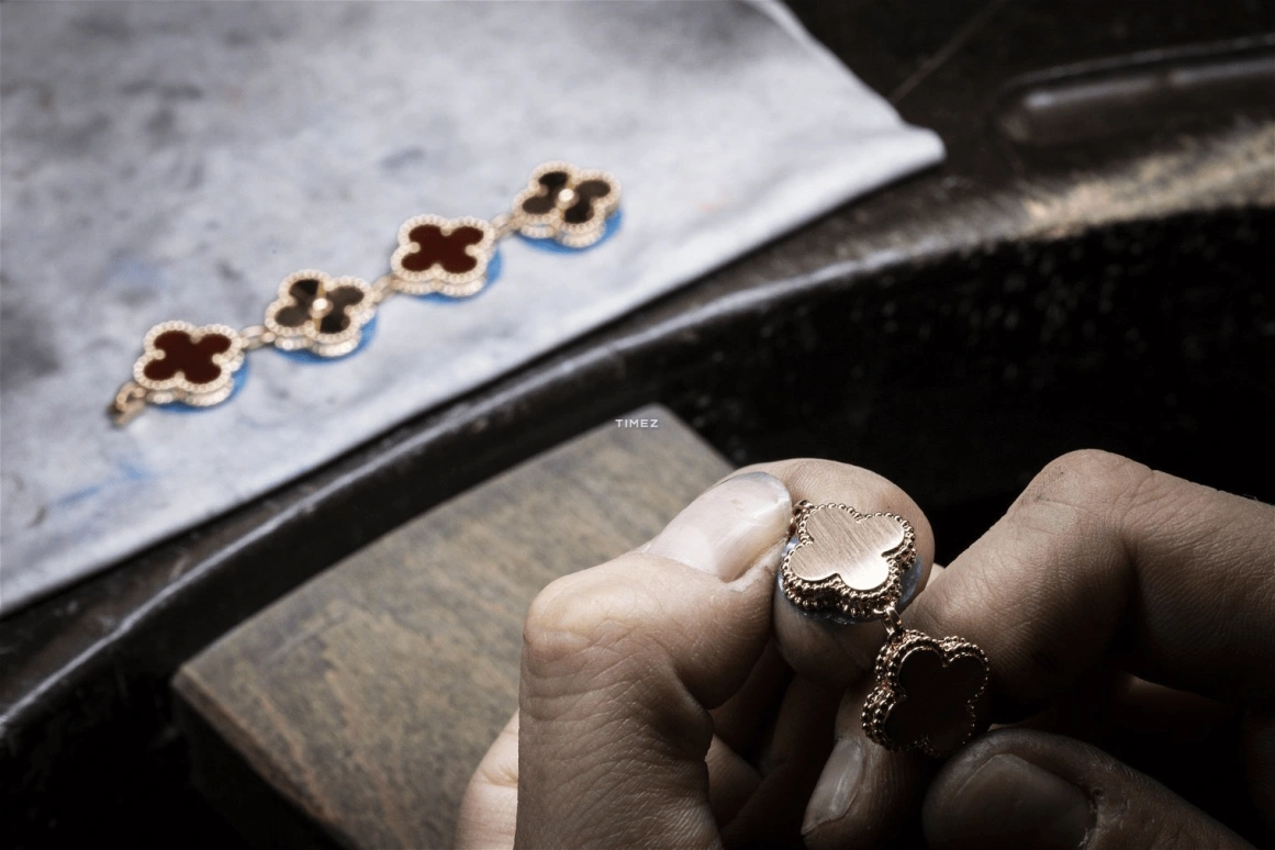 Van Cleef & Arpels,Alhambra® 23mm,23mm,Rose Gold,Quartz,Sapphire,Crystal Glass,VCARPBLY00