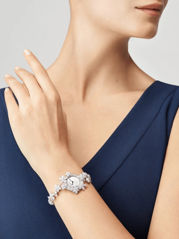 Van Cleef & Arpels,High Jewelry 23mm,23mm,White Gold,White,Sapphire,Crystal Glass,Pear Cut,Setting,Diamonds,VCARM94000
