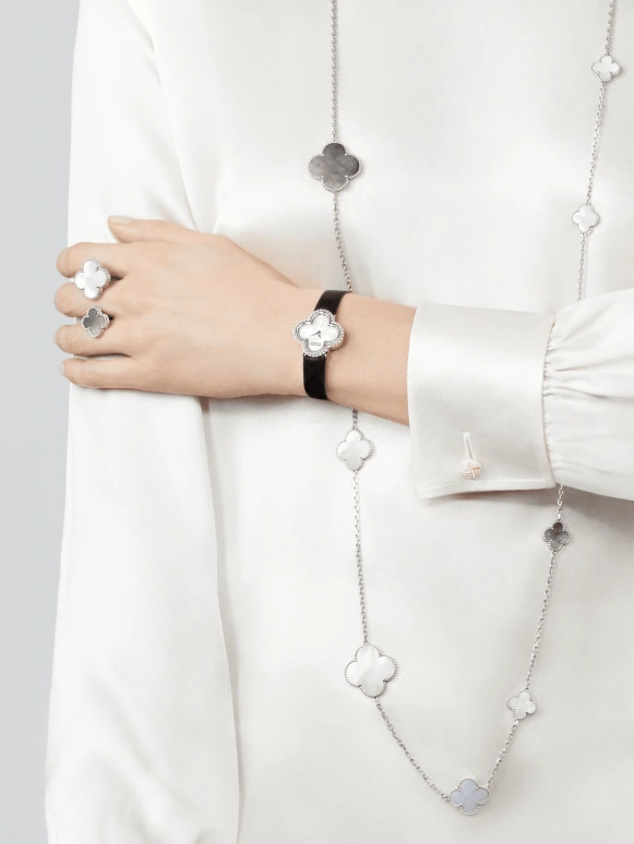 Van Cleef & Arpels,Alhambra® 26x26mm,26x26mm,White Gold,White,Quartz,Sapphire,Crystal Glass,Silver,VCARD21600