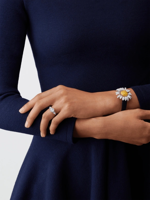 Van Cleef & Arpels,High Jewelry 12mm,12mm,Sapphire,White Gold,Sapphire,Crystal Glass,Yellow,Setting,Diamonds,Sapphire,VCARO8SP00