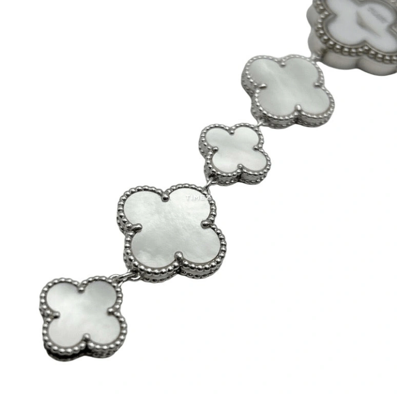 Van Cleef & Arpels,Alhambra® 29.30mm,29.30mm,White Gold,White,Quartz,Sapphire,Crystal Glass,Other,VCARD67700