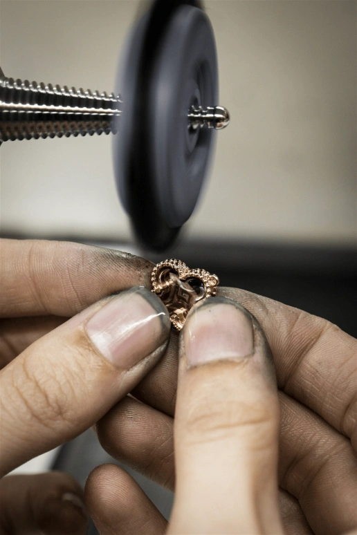 Van Cleef & Arpels,Alhambra® 23mm,23mm,Rose Gold,Quartz,Sapphire,Crystal Glass,VCARPBLY00