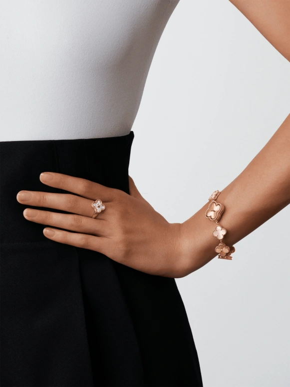 Van Cleef & Arpels,Alhambra® 23mm,23mm,Rose Gold,Quartz,Sapphire,Crystal Glass,VCARO90100