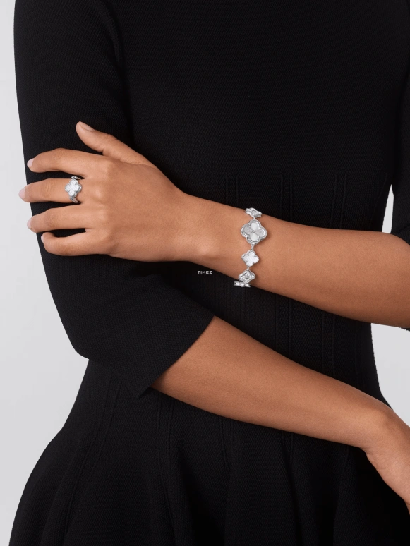 Van Cleef & Arpels,Alhambra® 22.70x22.70mm,22.70x22.70mm,White Gold,Silver,Quartz,Sapphire,Other,VCARPEU100