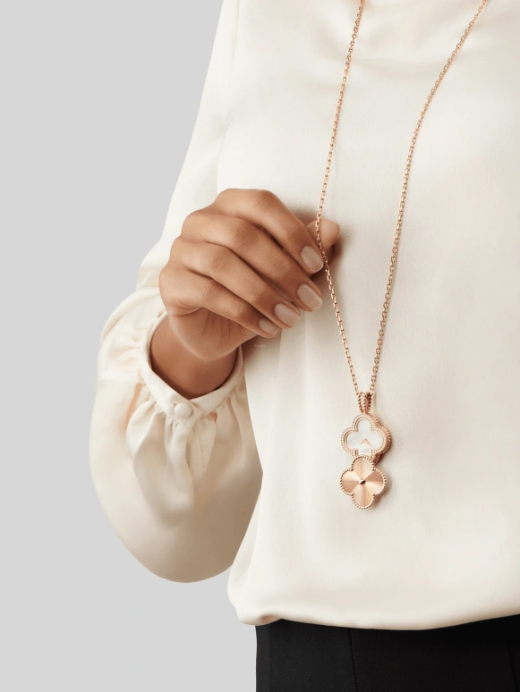 Van Cleef & Arpels,Alhambra® 28mm,28mm,Rose Gold,White,Mother of Pearl,VCARO8ZW00