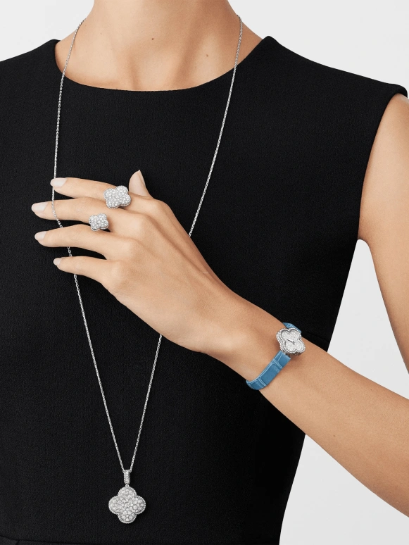 Van Cleef & Arpels,Alhambra® 22.70x22.70mm,22.70x22.70mm,White Gold,Silver,Quartz,Other,VCARO8WV00