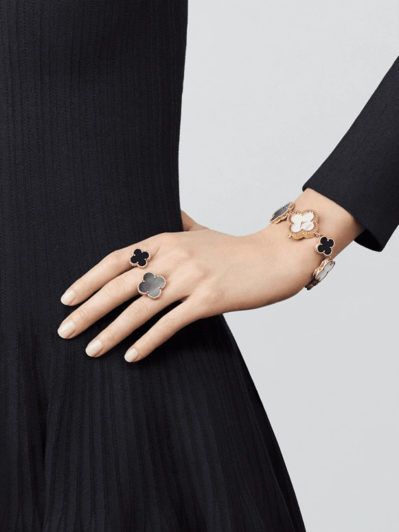 Van Cleef & Arpels,Alhambra® 26x26mm,26x26mm,Yellow Gold,White,Sapphire,Crystal Glass,Mother of Pearl,VCARO40P00