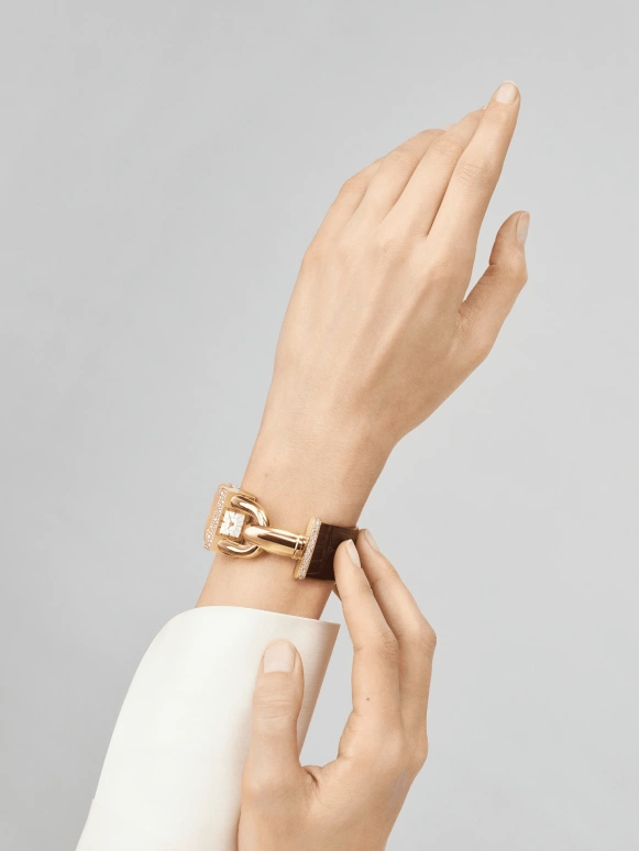 Van Cleef & Arpels,Cadenas® 17x26mm,17x26mm,Yellow Gold,White,Quartz,Sapphire,Crystal Glass,Gold,VCARO4IJ00