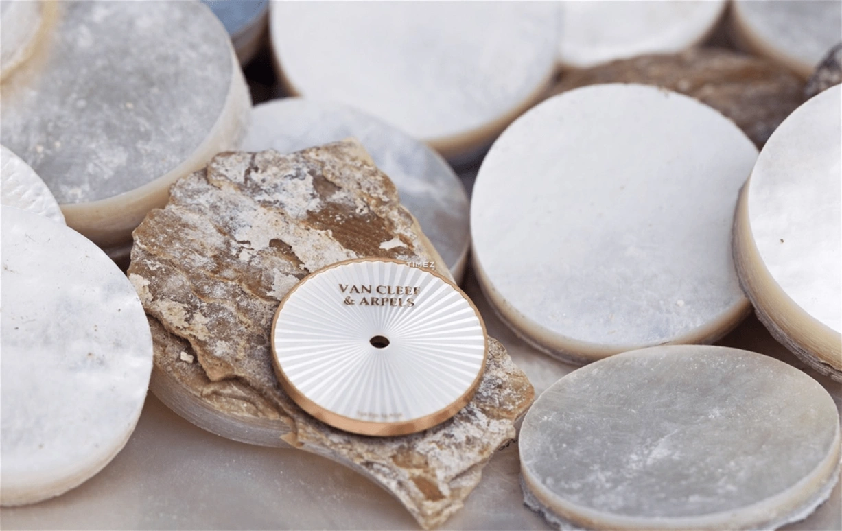 Van Cleef & Arpels,Perlée™ 23mm,23mm,Rose Gold,White,Quartz,Sapphire,Round,VCARPBMM00