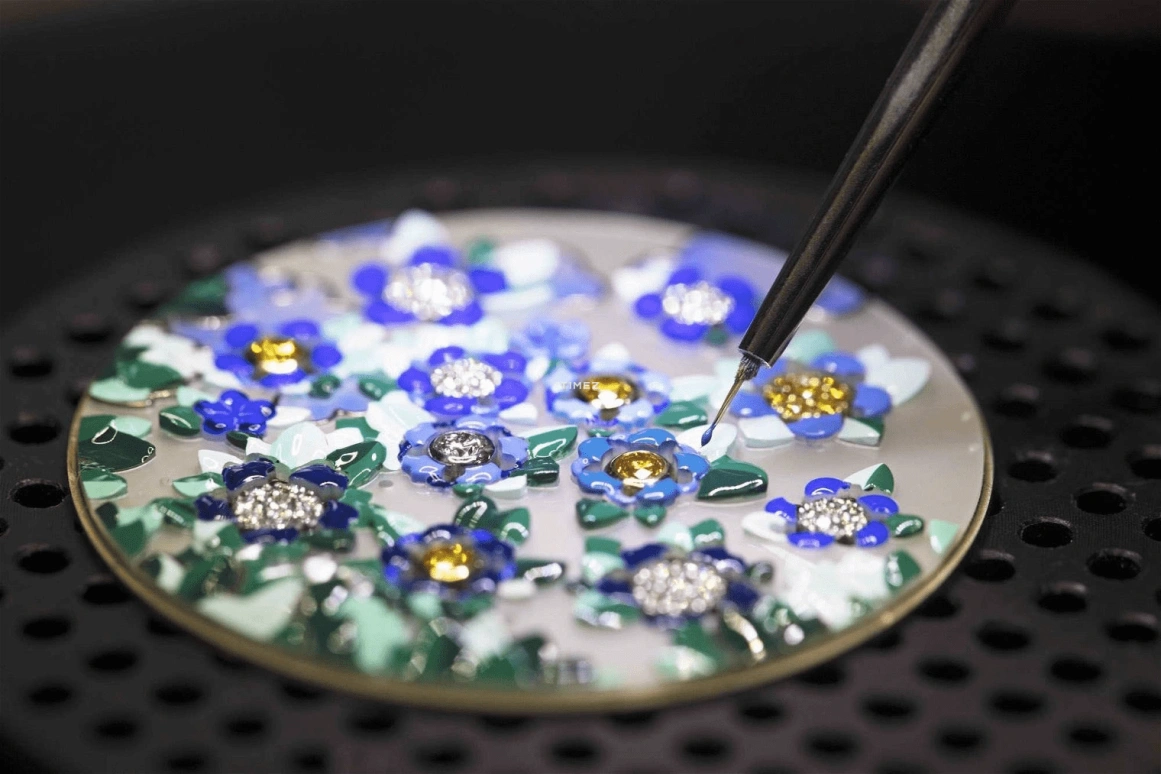 Van Cleef & Arpels,Poetic Complications® 38mm,38mm,White Gold,Blue,Green,White,Multi-Color,Automatic,Sapphire,Crystal Glass,Round,VCARPBJL00