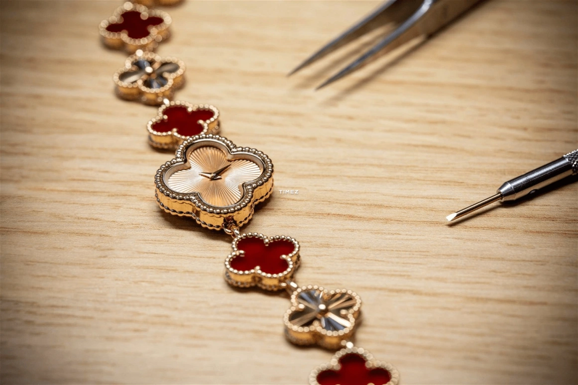 Van Cleef & Arpels,Alhambra® 23mm,23mm,Rose Gold,Quartz,Sapphire,Crystal Glass,VCARPBLY00