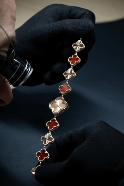 Van Cleef & Arpels,Alhambra® 23mm,23mm,Rose Gold,Quartz,Sapphire,Crystal Glass,VCARPBLY00