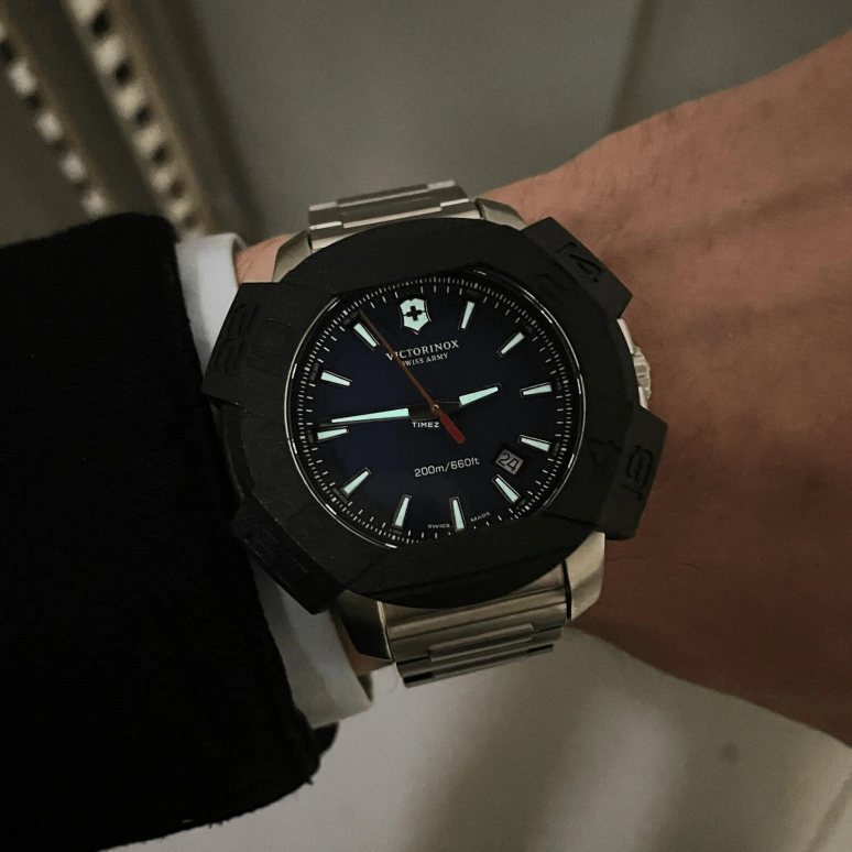 Victorinox,I.N.O.X. 43mm,43mm,Stainless Steel,Blue,Quartz,Day,Sapphire,Crystal Glass,241724,241724.1